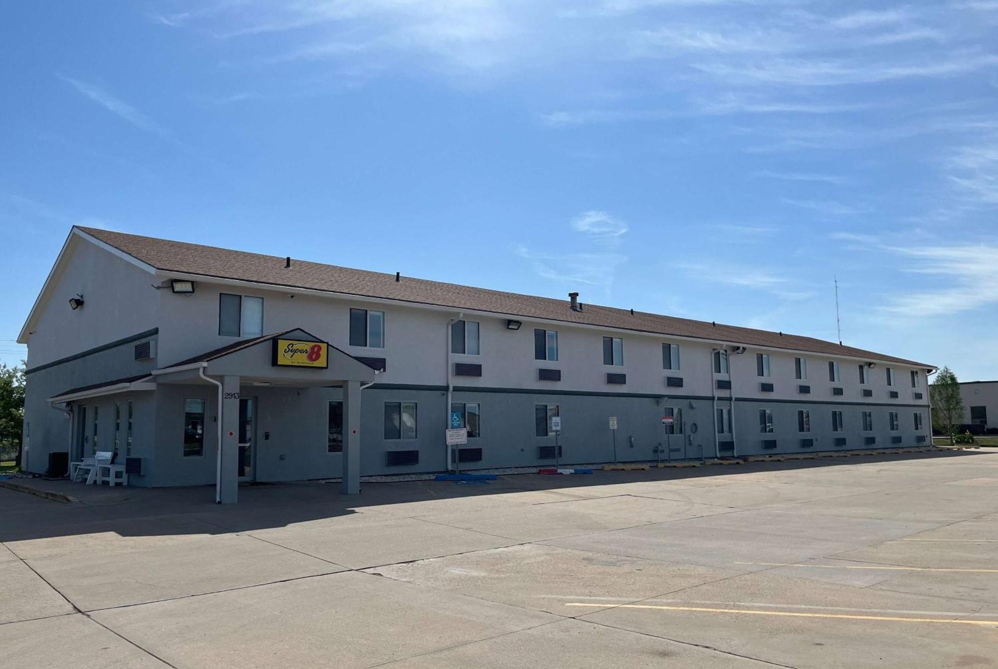 Super 8 By Wyndham Emporia Motel Екстериор снимка