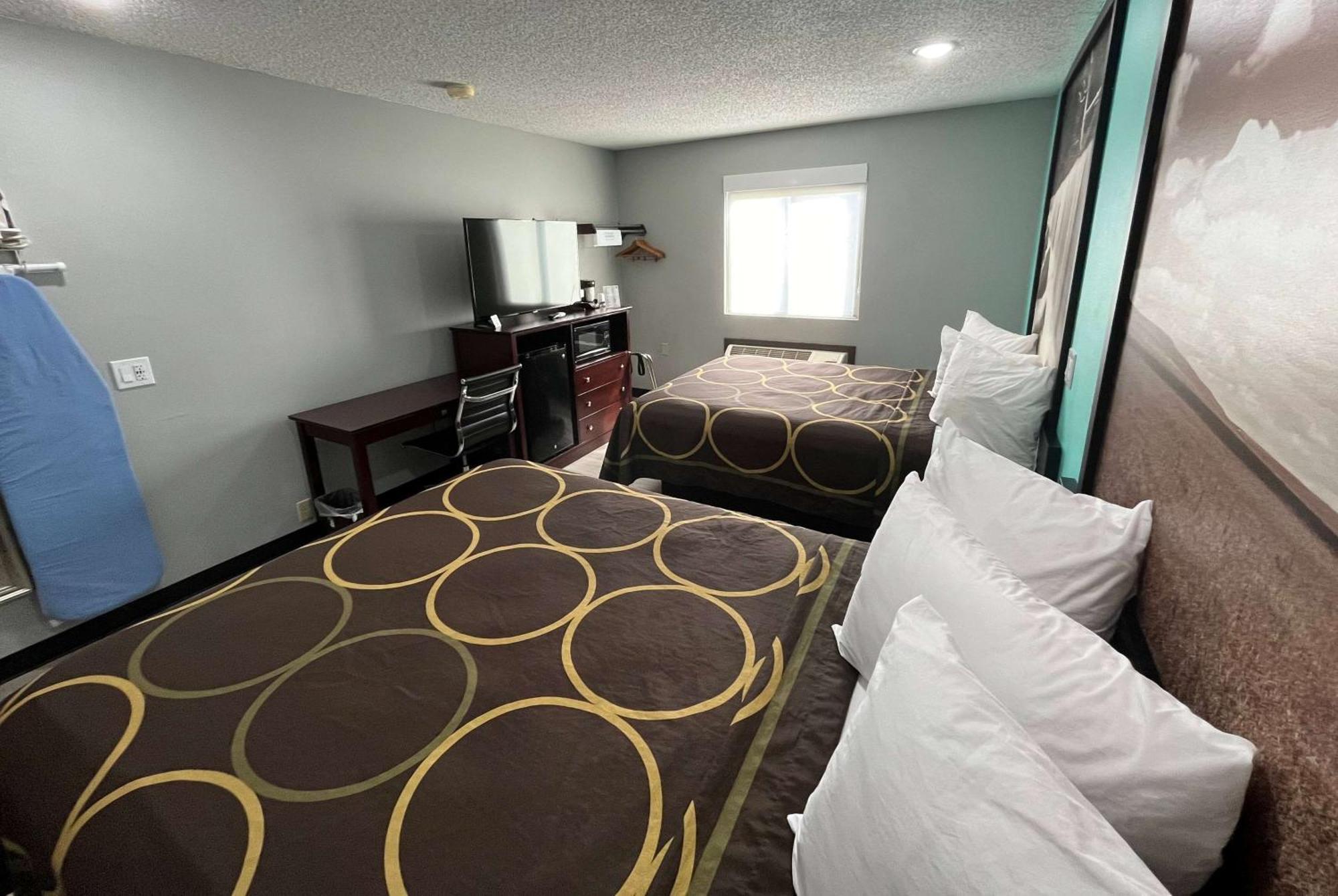 Super 8 By Wyndham Emporia Motel Екстериор снимка