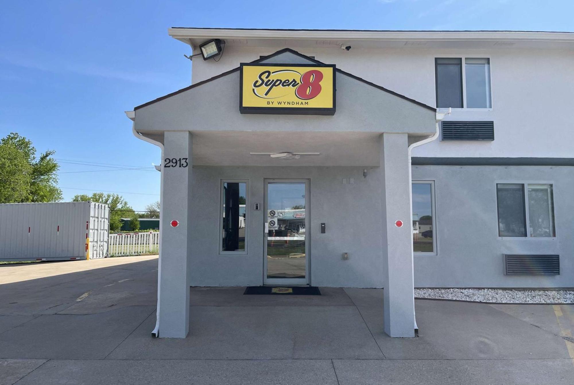 Super 8 By Wyndham Emporia Motel Екстериор снимка