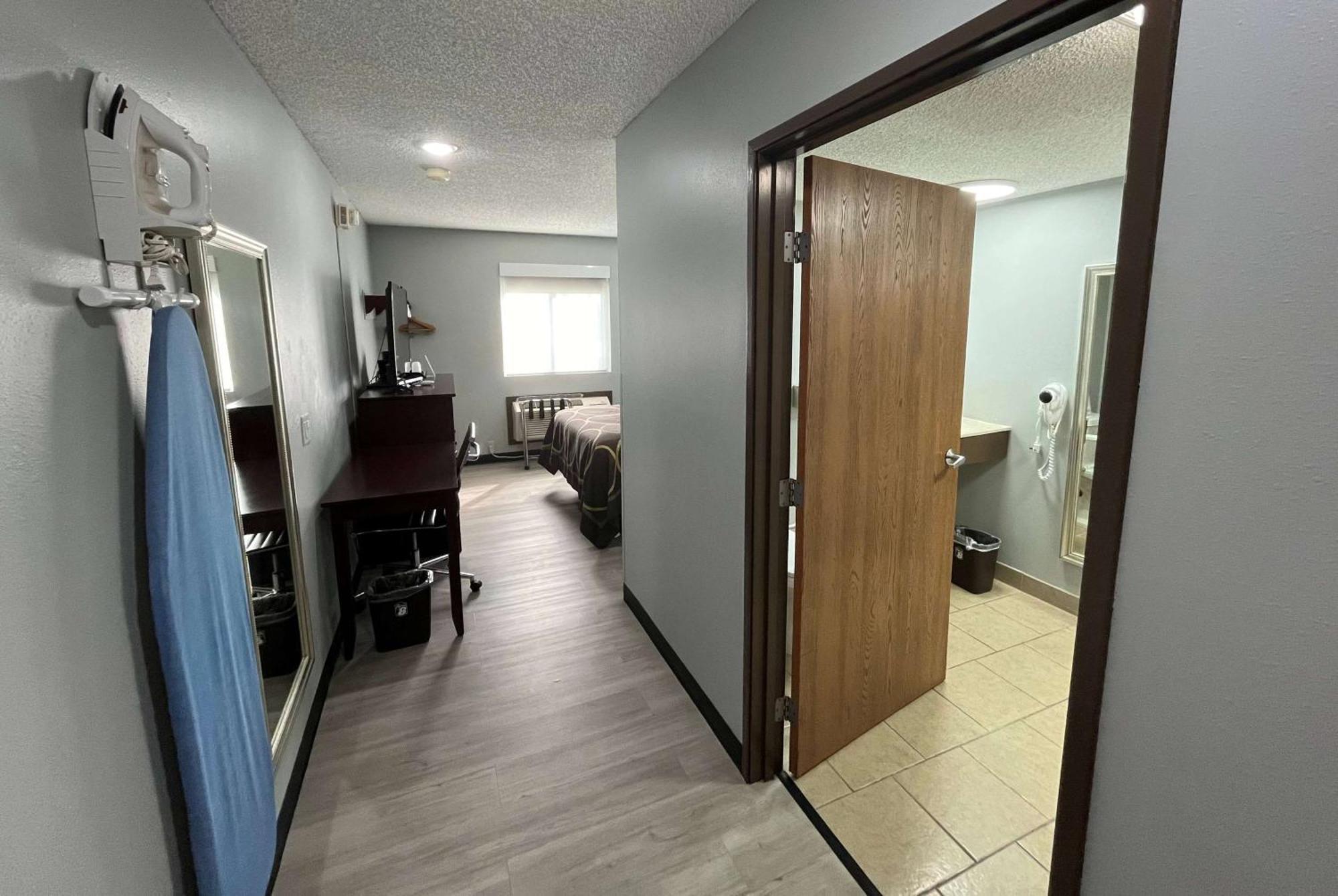 Super 8 By Wyndham Emporia Motel Екстериор снимка