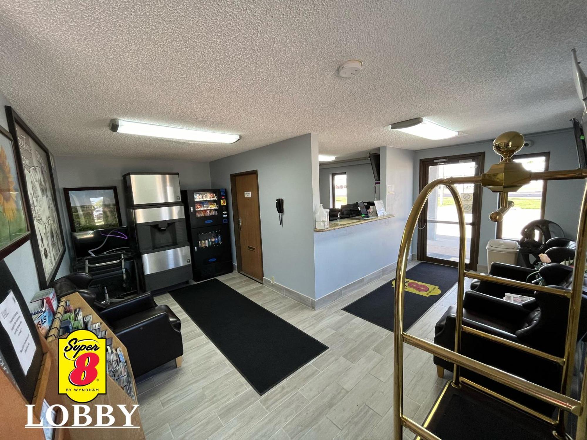 Super 8 By Wyndham Emporia Motel Екстериор снимка